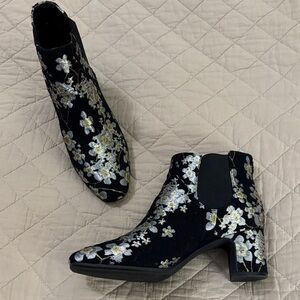 Anne Klein Gorgia Embroidered Floral Black Fabric Ankle Boots. Sz 9. Barely worn